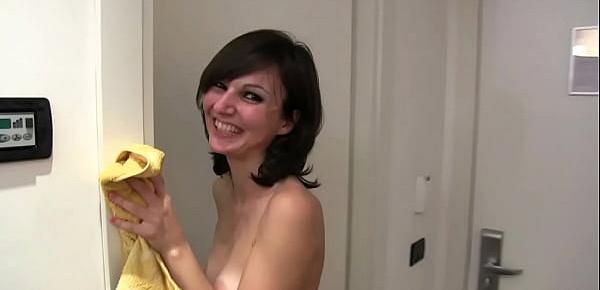  porno italiano amatoriale - clip originale sborrata in bocca a troietta italiana
